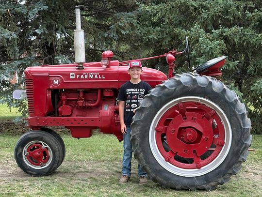 HAGEN 'SEEING RED' AT HURON IH TRACTOR EVENT