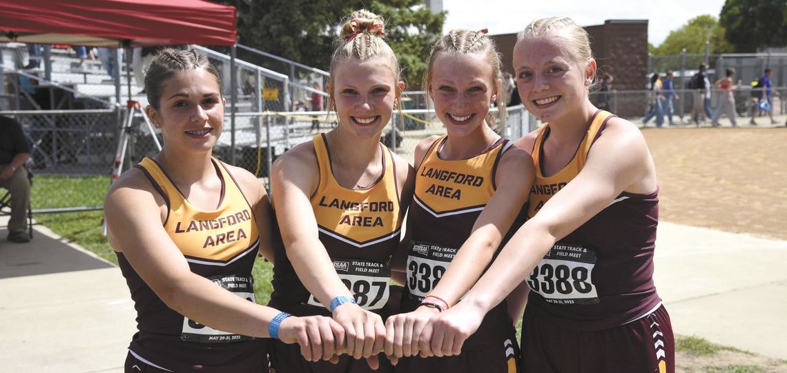 LA 32-YEAR-OLD RECORD FALLS AT STATE LA 32-YEAR-OLD RECORD FALLS AT STATE